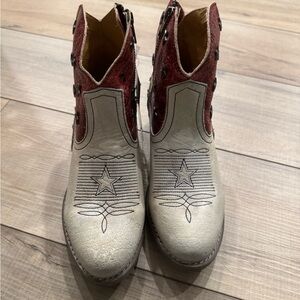 Elegant Two-Tone Western Ankle Boots